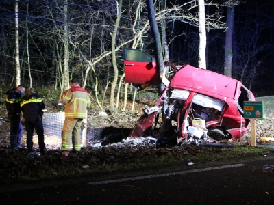 Bizarre crash tegen boom op de Leuvenumseweg in Ermelo, bestuurder zwaar gewond