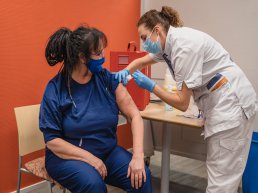 Eerste zorgverleners St Jansdal Harderwijk krijgen vaccinatie tegen COVID-19