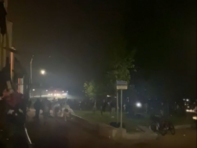 Politie jaagt honderden jongeren het Strandeiland in Harderwijk af en de stad uit (Bekijk de video)