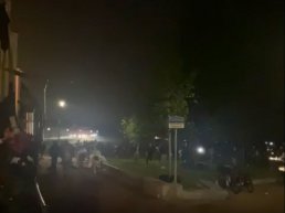 Politie jaagt honderden jongeren het Strandeiland in Harderwijk af en de stad uit (Bekijk de video)