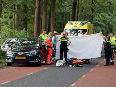 Mountainbiker (35) uit Ermelo hard op een stilstaande auto geklapt