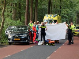 Mountainbiker (35) uit Ermelo hard op een stilstaande auto geklapt