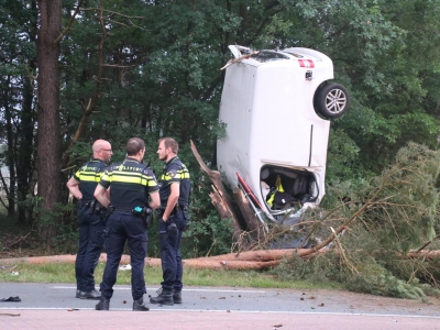 Bestelbus op de N302 van de weg geraakt