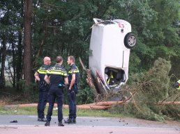 Bestelbus op de N302 van de weg geraakt