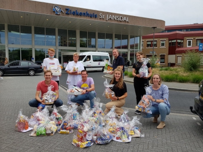 Leerlingen Groevenbeek overhandigen actiepakketten aan zorgmedewerkers St Jansdal