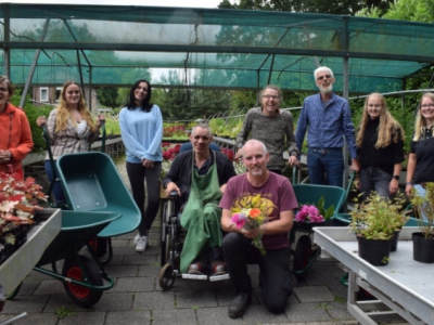 Studenten Maatschappelijke Zorg doneren kruiwagens aan Tuincentrum Bloemenhof 