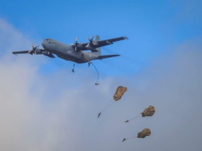 Parachutisten landden op de heide van Houtdorperveld bij Ermelo