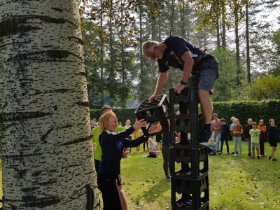 Wethouder Klappe verzorgt de aftrap van de Nationale Sportweek op grote hoogte