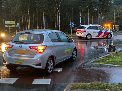 Meisje op de fiets geschept door een auto