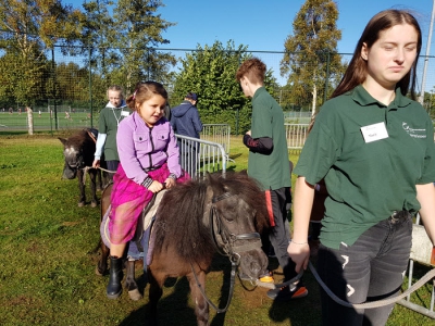 Honderden basisschoolkinderen op Groevenbeek tijdens aai- en knuffeldag