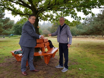 Wethouder van der Velden neemt bankje KNNV in ontvangst bij de Schaapskooi