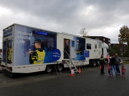 In gesprek met de politie in het Mobiel Media Lab