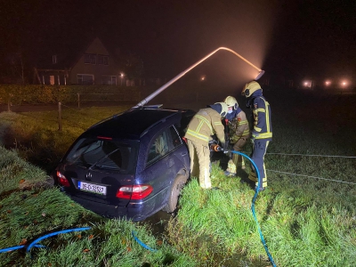 Auto in de sloot belandt op de Slagsteeg in Ermelo