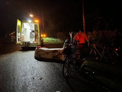 Fietser hard ten val gekomen op de Koningin Emmalaan in Ermelo