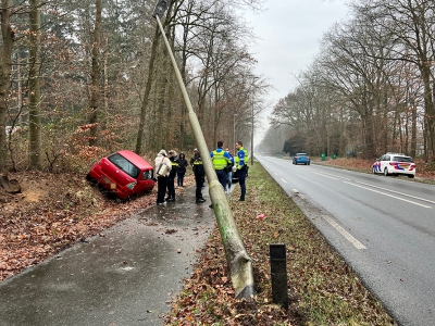 Auto van de weg geraakt op de Putterweg in Ermelo