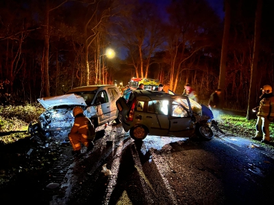 Eén gewonde bij botsing tussen twee personenauto's Oude Telgterweg in Ermelo