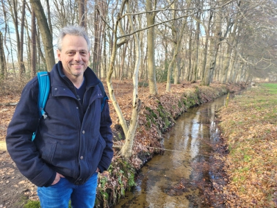 Klaas Drupsteen bewandelt Gelderse klompenpaden op TV Gelderland