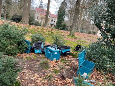 Politie zoekt getuigen voor het leegroven van een busje 