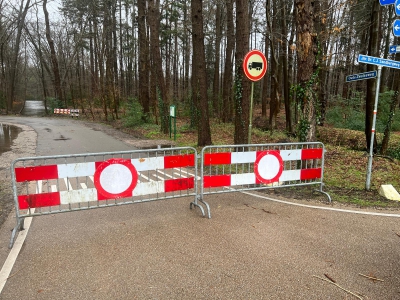 Oude Zwolseweg afgesloten door wateroverlast