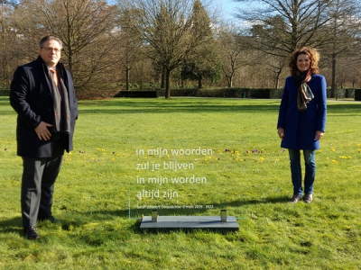 Onthulling plaquette met gedicht op begraafplaats Koningsvaren in Ermelo