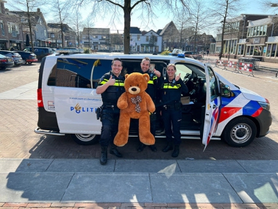 Politie Veluwe West haalt 2000 beren op voor oorlogskinderen uit Oekraïne