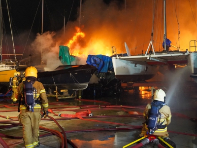 Grote brand op de jachtwerf aan de Marie Curiestraat in Harderwijk