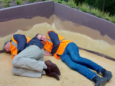 Onthulling replica grafheuvel op Ermelose rotonde