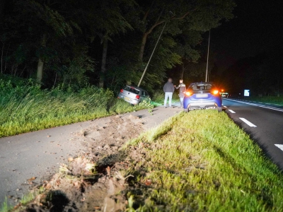 Auto raakt van de weg en botst tegen een lantaarnpaal