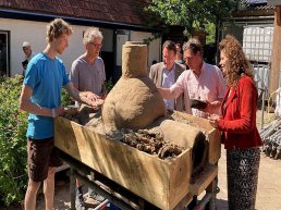 Wethouder Hugo Weidema bezoekt middeleeuws zwaargewicht in Ermelo