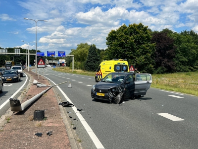 Auto rijdt tegen lantaarnpaal op de N303 ter hoogte van de Weisteeg in Harderwijk