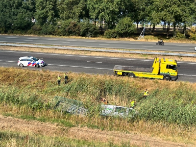 Auto met aanhanger belandt op de A28 bij Ermelo in de sloot