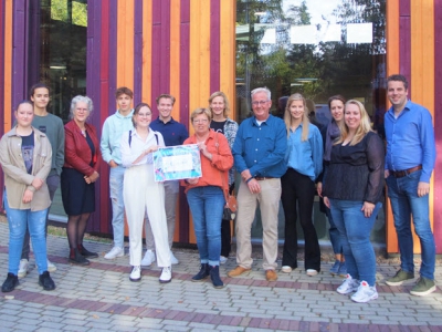 Christelijk College Groevenbeek reikt cheque uit aan Lwengo Kids Foundation