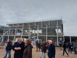 Hoogste punt van de bouw Sportcentrum Zanderij in Ermelo gevierd