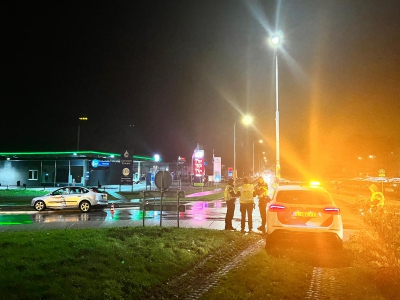 Politievoertuig onderweg naar spoedmelding botst op auto op de Harderwijkerweg