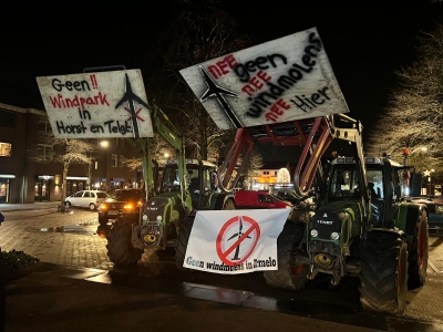 Kleine demonstratie bij het gemeentehuis in Ermelo