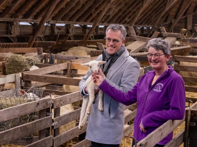 Eerste lammetje Stichting Schapedrift geadopteerd door burgemeester Hans van Daalen