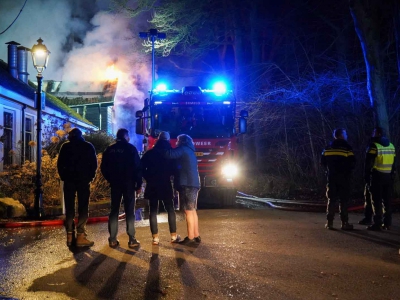 Uitslaande brand in grote schuur bij Boshuis Drie