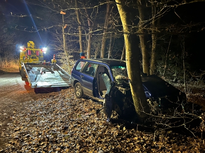 Bestuurder raakt controle over de auto kwijt en botst tegen een boom op de Beek in Ermelo