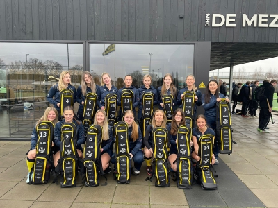 Hockeydames vallen op in nieuwe outfits: ‘Wij zijn géén kak!’