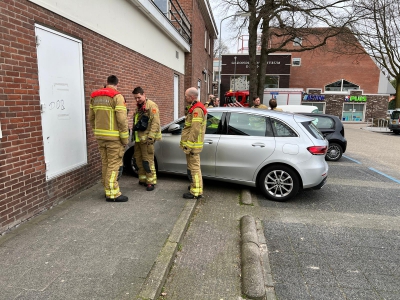 Auto schiet van parkeerplek door tegen pand van de Aldi in Ermelo