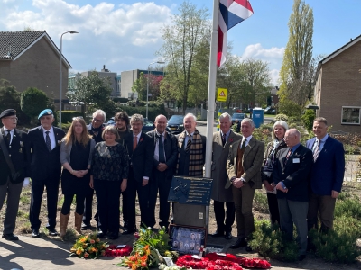 Plechtige ceremonie voor bemanning neergestorte Lancaster bommenwerper. Nabestaanden onthullen herdenkingsmonument