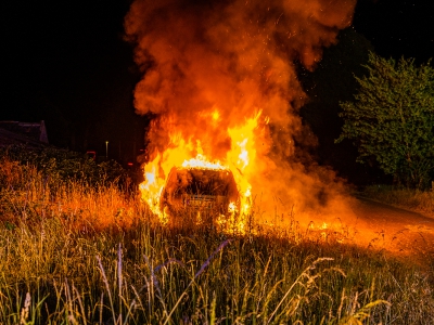 Auto uitgebrand op de Oude Nijkerkerweg in Ermelo
