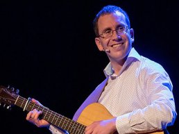Chris Verlaan met De Kringloper in De Dialoog