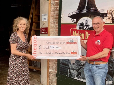 Grote cheque voor Molen De Koe in Ermelo