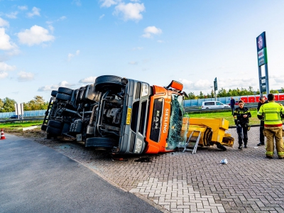 Vrachtwagen gekanteld op de A28 bij Harderwijk