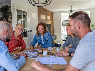 Binnenlopen en rondkijken bij andere mensen thuis