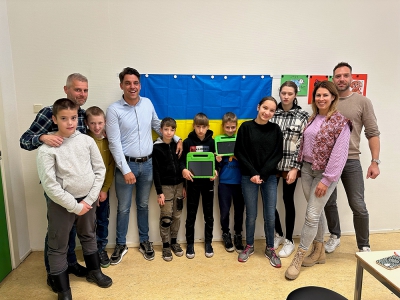 Stichting Durf te Dromen Harderwijk schenkt tablets aan Oekraïense klas op school De Lelie