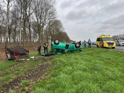 Bestelbus met aanhanger van de weg geraakt op de A28 bij Strand Horst