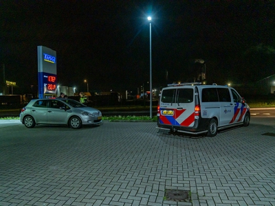 Vrouw knalt tegen paal op rotonde en rijdt nog 1.5 kilometer door in Ermelo 