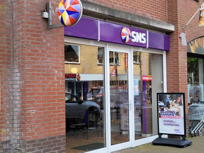Man spuugt medewerker SNS bank in Ermelo in gezicht